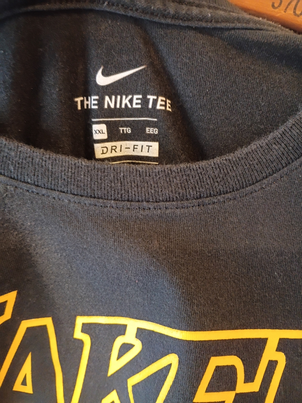 Nike Los Angeles Lakers Black T‑Shirt with Yellow Graphics (23) - Picture 5 of 7
